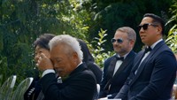 chinese father crying during son's wedding ceremony